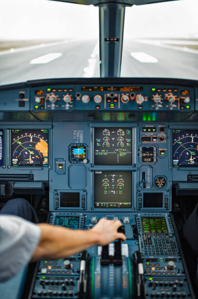 pilota che spinge le leve di spinta in avanti durante il decollo - airplane boeing runway cockpit foto e immagini stock