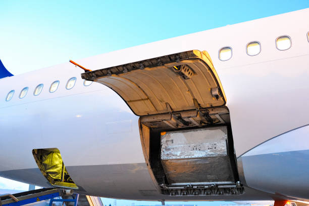 hintere frachträume von airbus a320 passagierflugzeugen - luggage hold stock-fotos und bilder