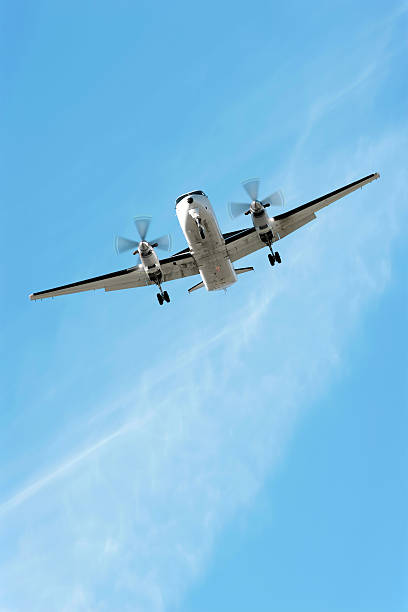 ggg hélice avião pousando no céu brilhante - twin propeller - fotografias e filmes do acervo