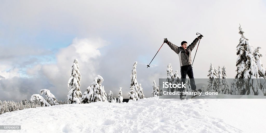 Счастливый подростковой мальчик Зимние походы - Стоковые фото Аляска - Штат США роялти-фри