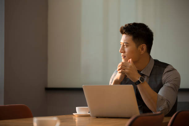 chiński biznesmen używa laptopów do pracy biurowej - coffee board room office meeting zdjęcia i obrazy z banku zdjęć