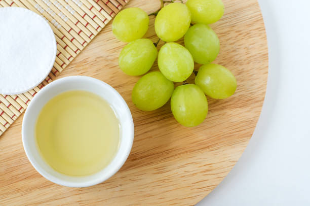 petit bol avec de l’huile de pépins de raisin (jus de raisin, vinaigre). ingrédients pour préparer un masque capillaire fait maison, tonique pour le visage. recette de soin de beauté naturel, concept zéro déchet. vue de dessus, espace de copie - condiment healthy lifestyle vinegar cooking oil photos et images de collection