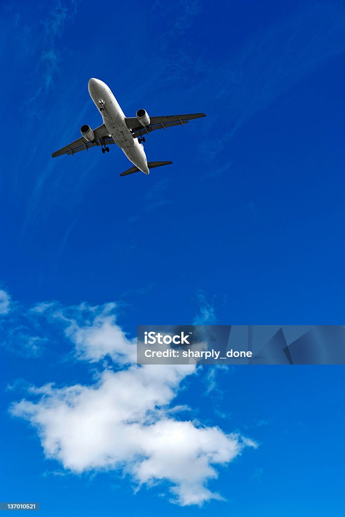 XL jet Avion atterrissant à bright sky - Photo de Arrivée libre de droits