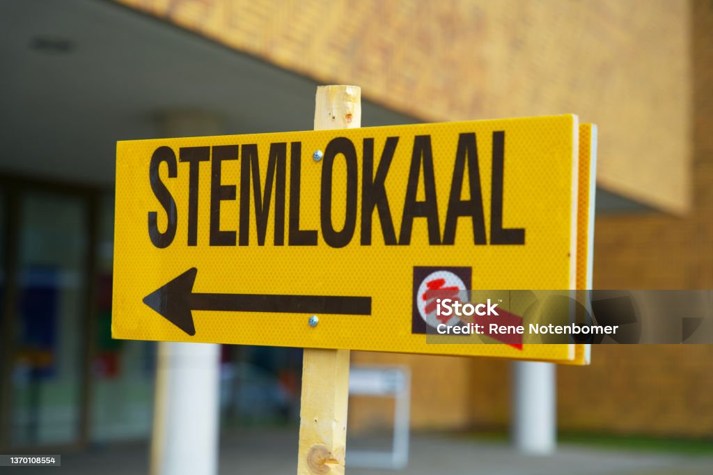 yellow sign referring to the polling station for municipal elections in the Netherlands 2022 Close up of a sign pointing to the voting booth for dutch city council elections Government Stock Photo