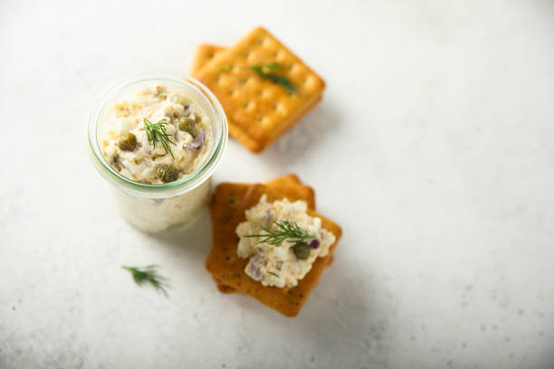 paté de atún con alcaparras - appetizer salmon smoked salmon cracker fotografías e imágenes de stock