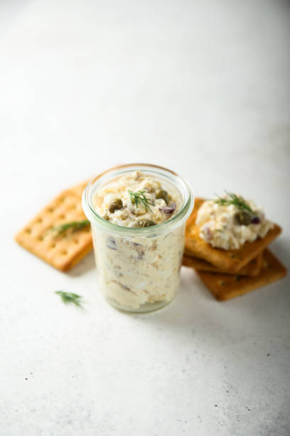 paté de atún con alcaparras - appetizer salmon smoked salmon cracker fotografías e imágenes de stock