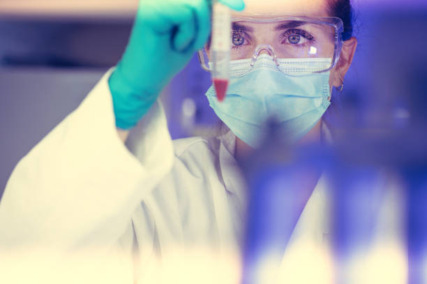 генетическая молекулярная лаборатория: исследование днк для выделения вариантов вируса - dna sequencing gel dna laboratory equipment analyzing стоковые фото и изображения