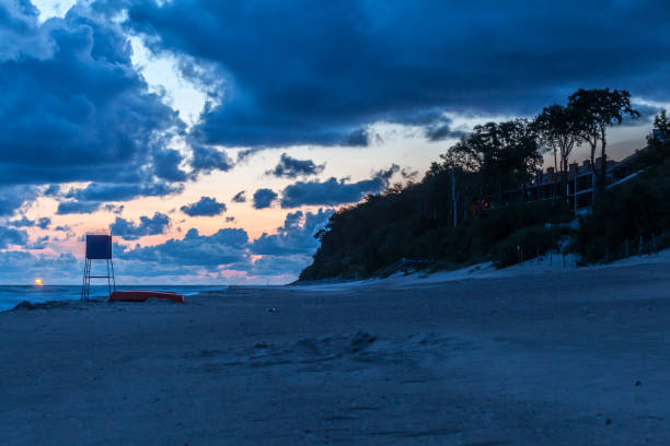 vista da praia em rewal, na polônia. - rewal - fotografias e filmes do acervo