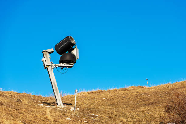 브라운 스키 슬로프의 스노우 캐논 또는 스노우 메이킹 시스템 - 이탈리아 - mountain winter season machine snow making machine 뉴스 사진 이미지