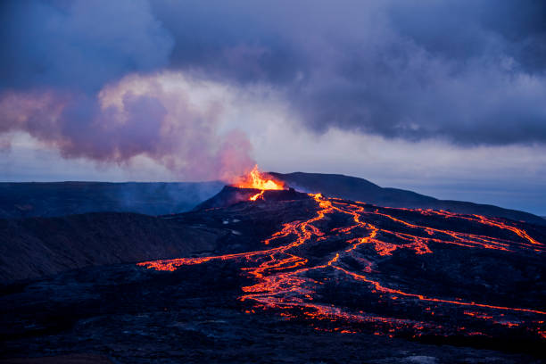 2021 08 19 ファグラダルスフィヤル火山と溶岩 7 - erupting ストックフォトと画像