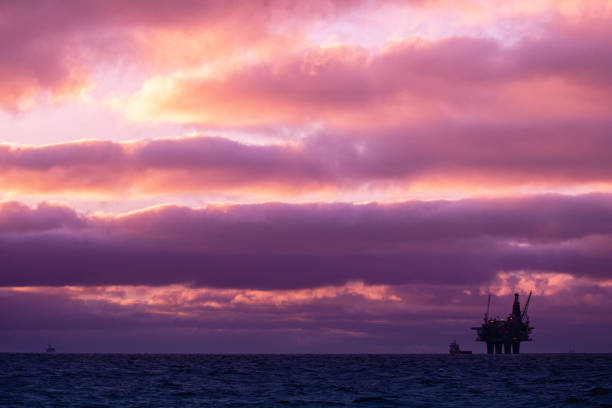 sitio de construcción de plataformas petrolíferas industriales en la costa del norte - oil rig sea drilling rig sunset fotografías e imágenes de stock