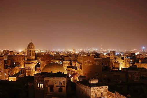 paisaje urbano de la hermosa ciudad de sanaa por la noche, yemen photo