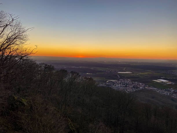 istock Sonnenuntergang im Tal 1370168969