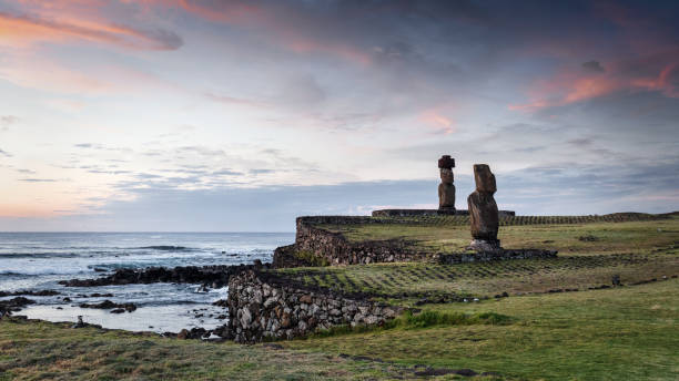 rapa nui ahu ko te riku easter island tahai hanga roa sunset panorama - ahu tahai imagens e fotografias de stock