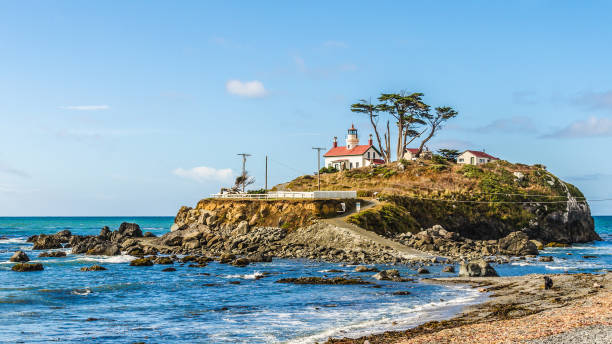 Leuchtturm Battery Point in Crescent City Island with the Battery Point Lighthouse in Crescent City on the Pacific coast in California battery point lighthouse stock pictures, royalty-free photos & images