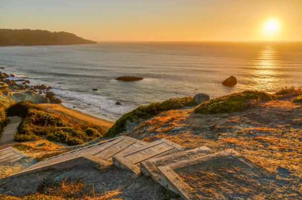 pacific coast in san francisco at sunset - golden gate bridge panoramic california scenics imagens e fotografias de stock