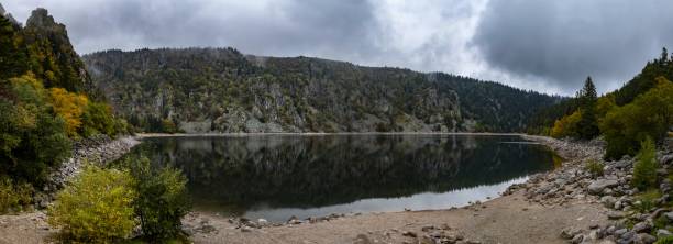 lac blanc en vosgos, francia - white lake fotografías e imágenes de stock