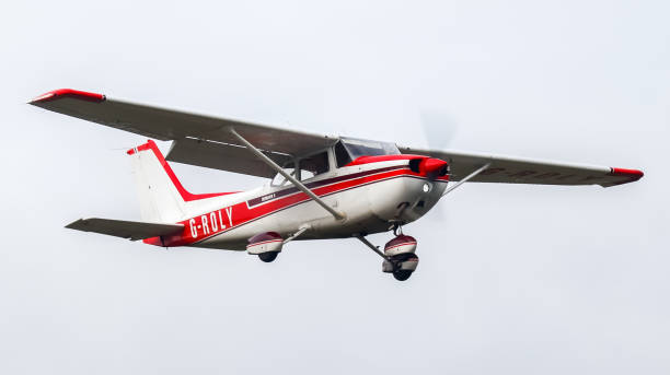 cessna f172n skyhawk en el aeropuerto de leeds bradford. - skyhawk fotografías e imágenes de stock