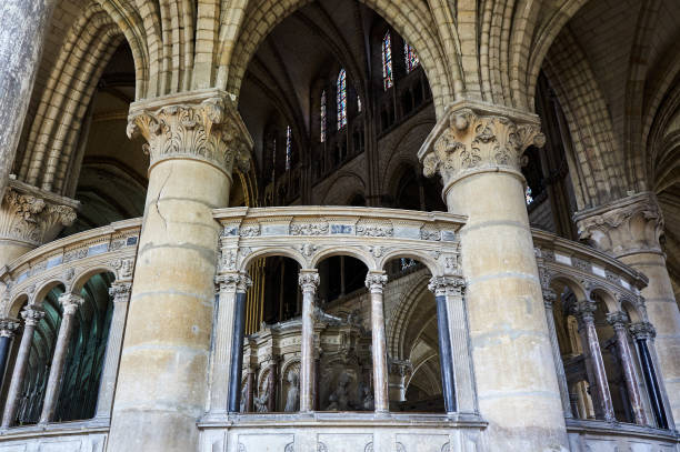 túmulo de pedra dentro da basílica românia de são remigius em reims - st remigius - fotografias e filmes do acervo