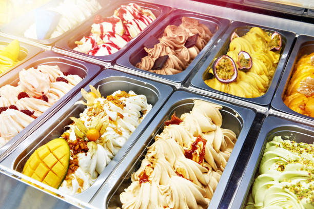 лотки для мороженого в магазине - refrigerator healthy eating mango fruit стоковые фото и изображения