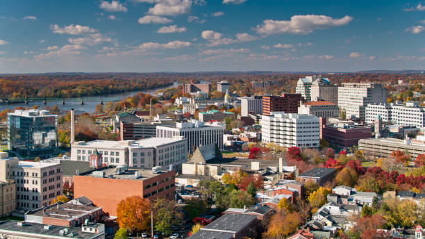 drone shot do downtown trenton, nova jersey com o capitólio à distância - nova jersey - fotografias e filmes do acervo