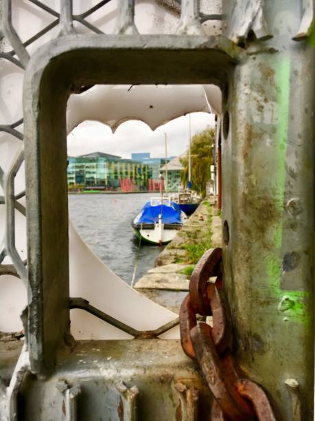 blick auf die grand canal docks - grand canal stock-fotos und bilder