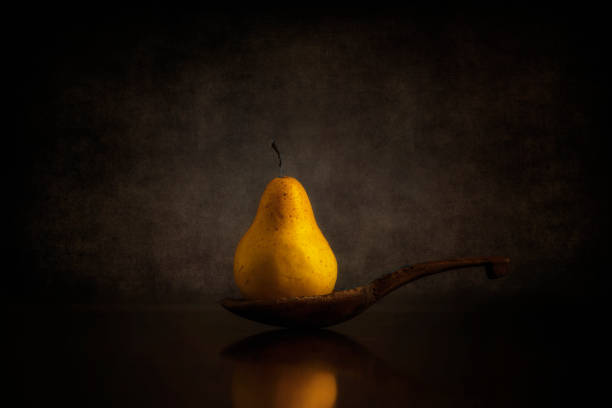 immagine still life di pera su una paletta di burro antico - fruit table bamboo black foto e immagini stock