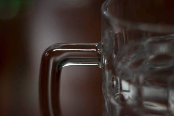 dettagli in vetro. tazza d'acqua. lo sfondo è di vetro spesso. - bitter beer bottle alcohol beer foto e immagini stock