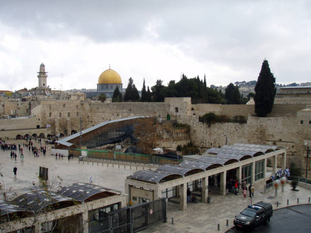 el muro occidental, la plaza y la cúpula de la roca - dome of the rock jerusalem israel jerusalem old city fotografías e imágenes de stock