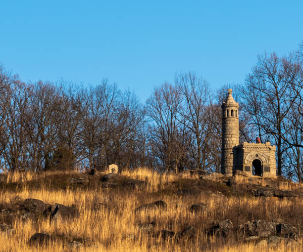 little round top z nowojorskim pomnikiem w gettysburgu, pensylwania, usa - american civil war battle conflict gettysburg national military park zdjęcia i obrazy z banku zdjęć