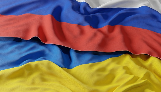 Ondeando la colorida bandera de Rusia y la bandera nacional de Ucrania photo