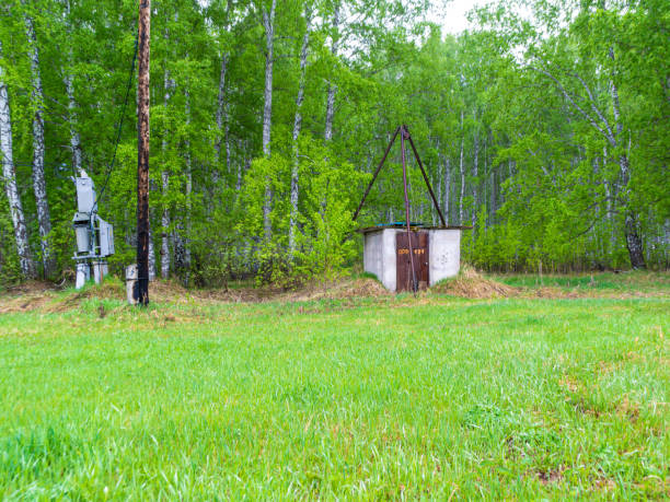 農業分野の灌漑のために森林の井戸の水のポンプ場 - dirt drill agriculture borehole ストックフォトと画像