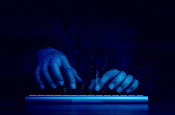 cyberangriffe und internetkriminalität, hacking und malware-konzepte. digitale binärcode-datennummern und sichere schlosssymbole an hackerhänden, die mit dem tastaturcomputer auf dunkelblauem hintergrund arbeiten. - computerhacker fotos stock-fotos und bilder
