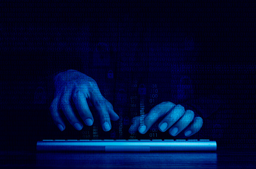 Conceptos de ciberataque y delitos en Internet, hacking y malware. Números de datos de código binario digital e iconos de candado seguros en las manos de los piratas informáticos que trabajan con la computadora del teclado en un fondo de tono azul oscur photo