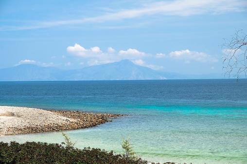 Hermosa vista de Cristo Rei Backside Beach o conocida como Dolok Oan Beach en Dili, Timor Leste. photo
