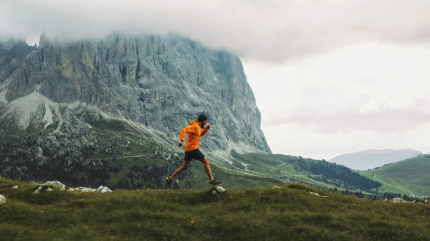 sendero del hombre corriendo en la montaña: los dolomitas - sella pass fotografías e imágenes de stock