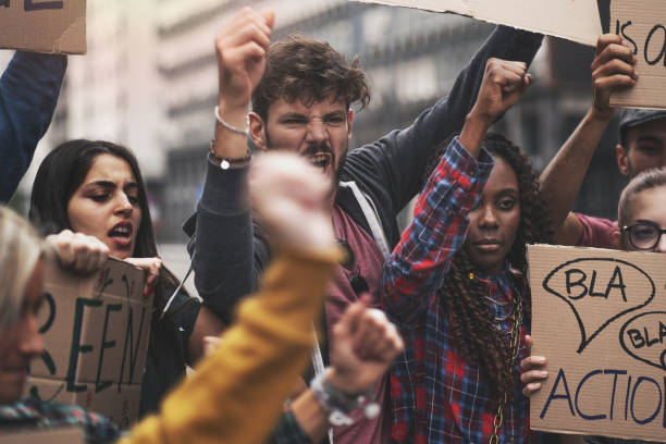 estudiantes gritando en protesta por los derechos humanos al aire libre en humo. grupo de personas protestando en la calle. huelga contra la política y el gobierno. - violence black men women fotografías e imágenes de stock