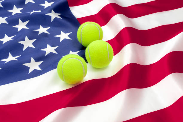 tres pelotas de tenis en la bandera estadounidense.
concepto de éxito de tenis de estados unidos. - torneo de tenis fotografías e imágenes de stock