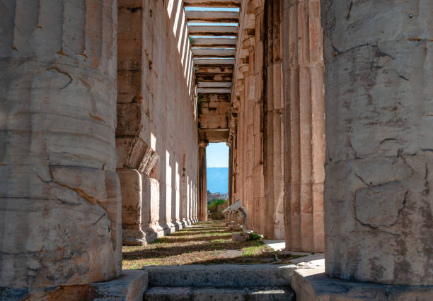 o templo de hefesto (também conhecido como tese ou esterno) em atenas, grécia. - antiquities acropolis athens greece greece - fotografias e filmes do acervo