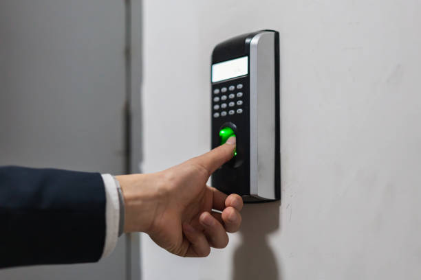 l’homme déverrouille la porte avec l’empreinte du pouce - fingerprint scanner photos et images de collection