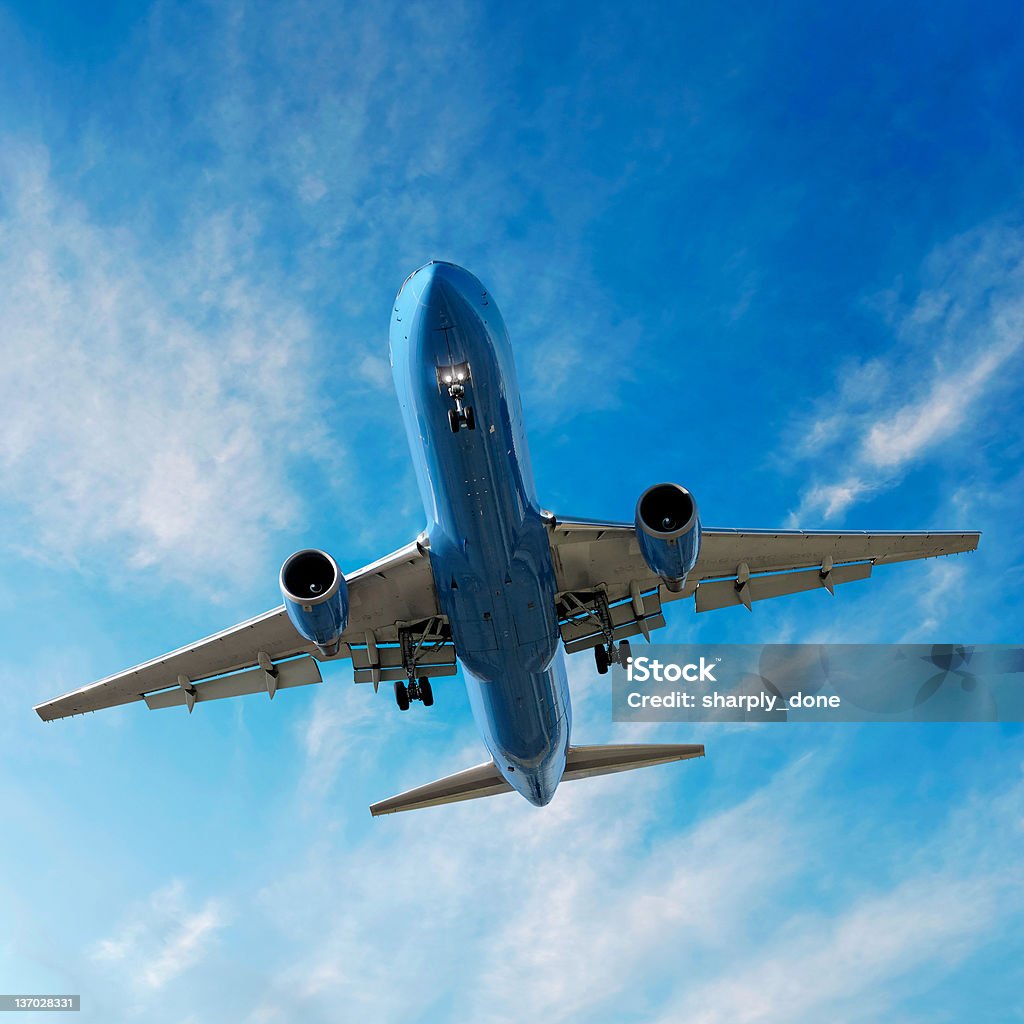 Aereo jet atterrando in cielo luminoso - Foto stock royalty-free di Container