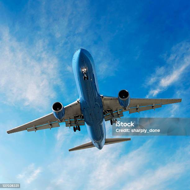 Aereo Jet Atterrando In Cielo Luminoso - Fotografie stock e altre immagini di Container - Container, A bioccoli, A mezz'aria