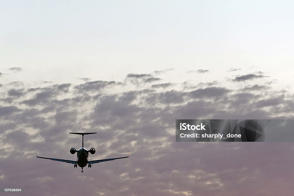 Jato corporativo Avião pousando ao anoitecer - Foto de stock de Jato corporativo royalty-free