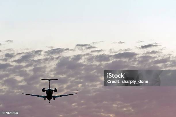 Foto de Jato Corporativo Avião Pousando Ao Anoitecer e mais fotos de stock de Jato corporativo - Jato corporativo, Céu Dramático, Fotografia - Imagem