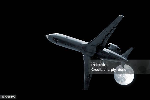 Photo libre de droit de Xl Entreprise Jet Avion Atterrissant Dans La Nuit banque d'images et plus d'images libres de droit de Affaires - Affaires, Arrivée, Atterrir