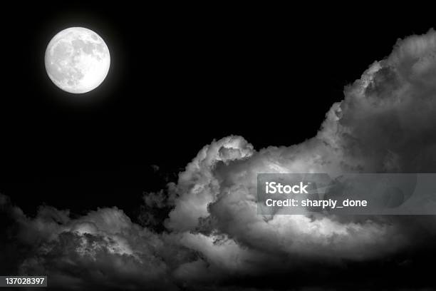 Xl フルムーンと嵐雲 - 雲のストックフォトや画像を多数ご用意 - 雲, 月, 満月