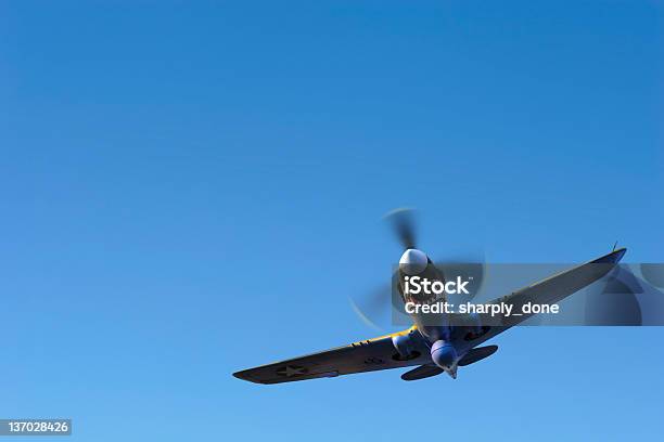 Propeller Fighter Avión Volando En El Cielo Despejado Foto de stock y más banco de imágenes de Avión de caza