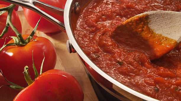 mariana sauce simmering in der pfanne - tomatensoße stock-fotos und bilder
