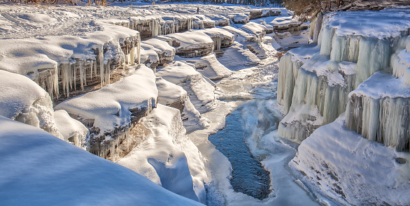 The Promenade Jacques-Cartier is located in the town of Pont-Rouge and it is here that, each winter, impressive icicles form on the rocks that line the river, creating a postcard-worthy setting.