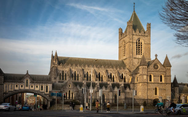 catedral anglicana de la iglesia de cristo en dublín, irlanda, al final de la tarde. - republic of ireland irish culture old ancient fotografías e imágenes de stock